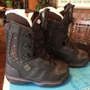 Women’s Salomon Lily Snowboard Boots Size 23